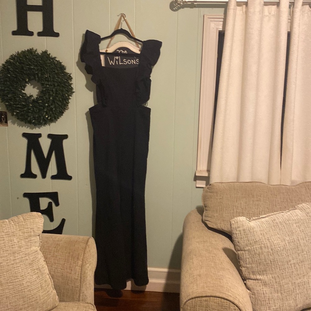 A beautiful black jean jumpsuit very pretty on the sides are open very cute.